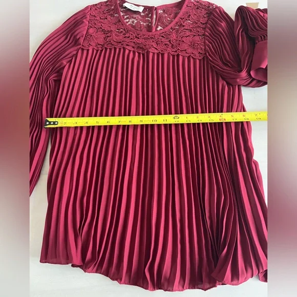 Weill Bergundy Pleated Lace blouse
Size 6 - Picture 8 of 13